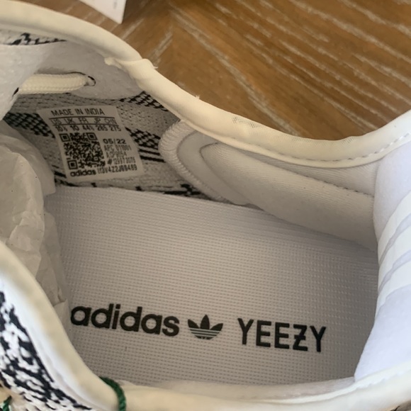 BRAND NEW Yeezy Boost 350 V2 - Picture 6 of 10